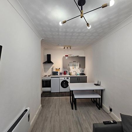 Modern & Stylish 1 Bedroom Flat In Bridgend Town Экстерьер фото