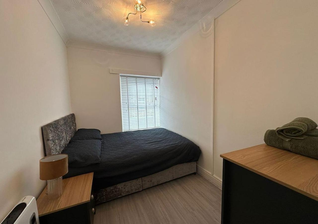 Modern & Stylish 1 Bedroom Flat In Bridgend Town Экстерьер фото