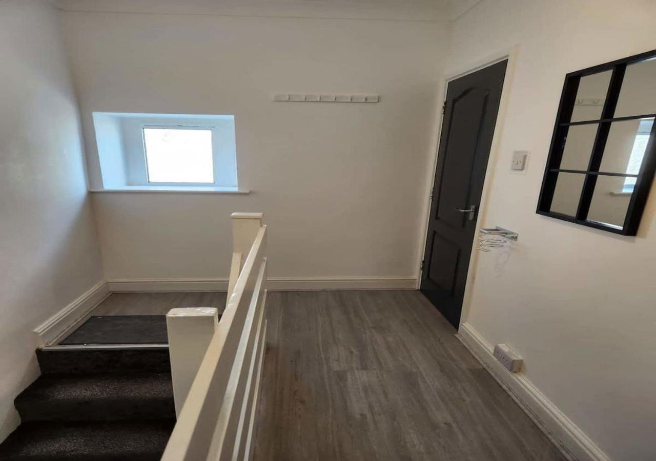 Modern & Stylish 1 Bedroom Flat In Bridgend Town Экстерьер фото