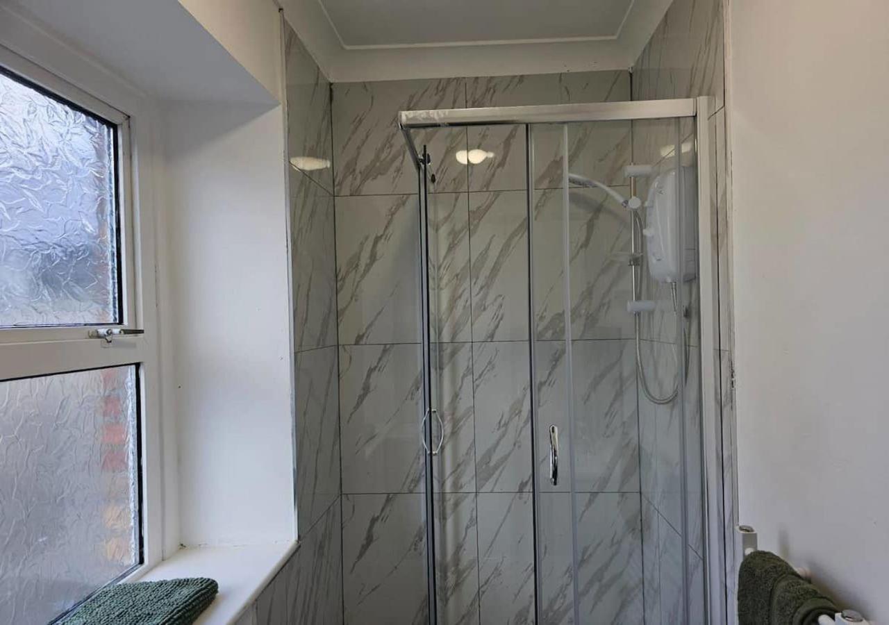 Modern & Stylish 1 Bedroom Flat In Bridgend Town Экстерьер фото