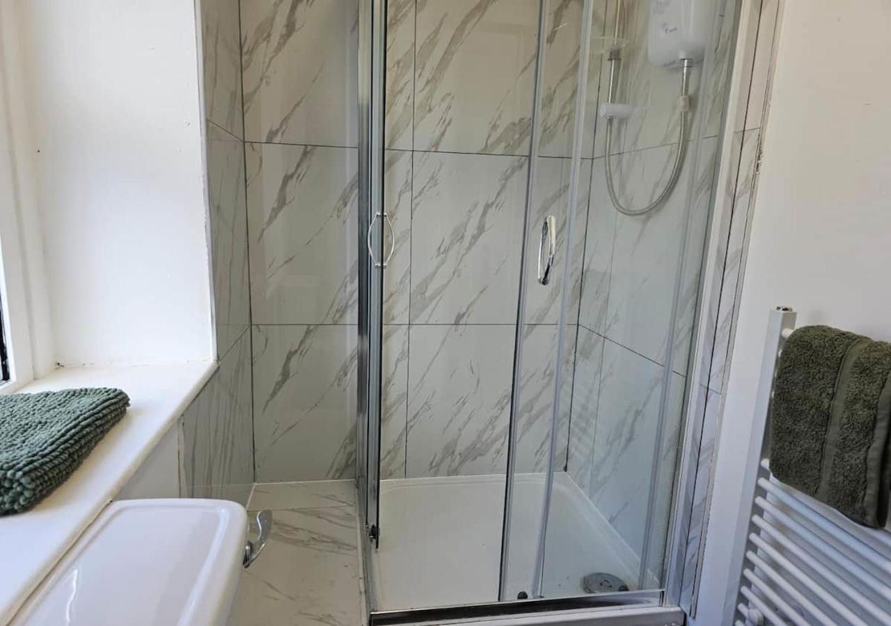 Modern & Stylish 1 Bedroom Flat In Bridgend Town Экстерьер фото