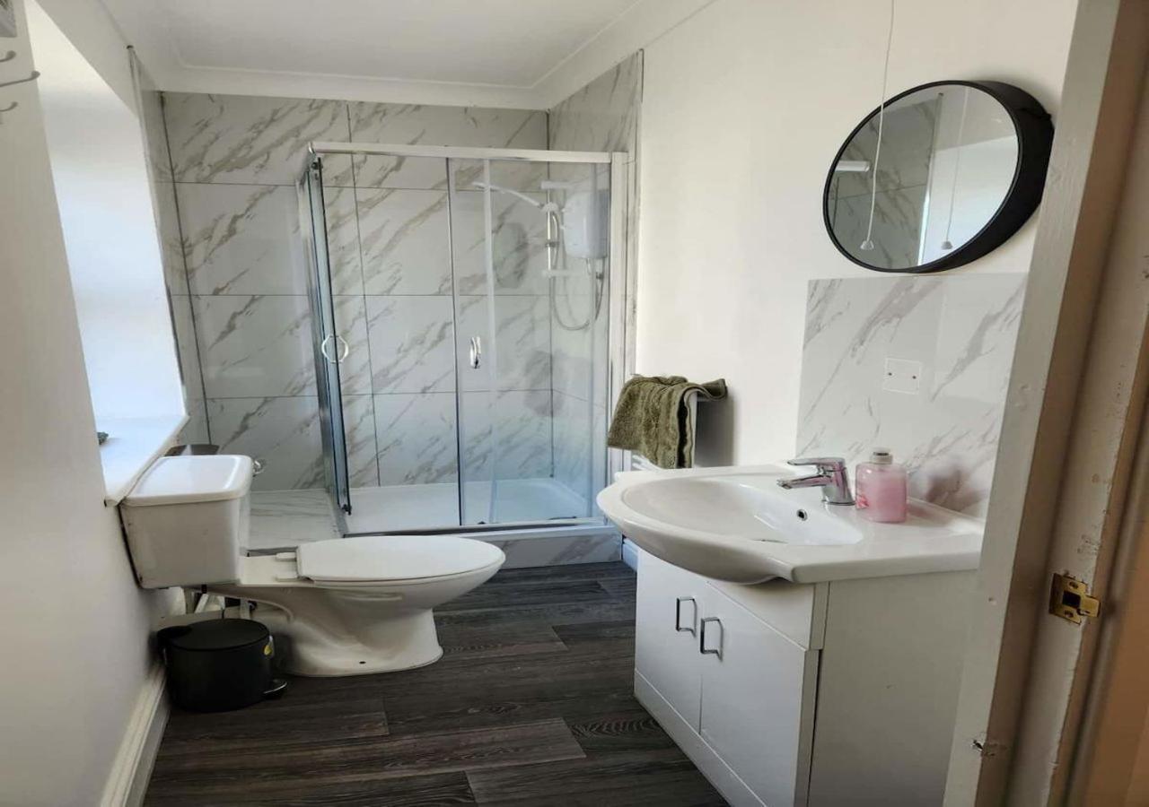 Modern & Stylish 1 Bedroom Flat In Bridgend Town Экстерьер фото