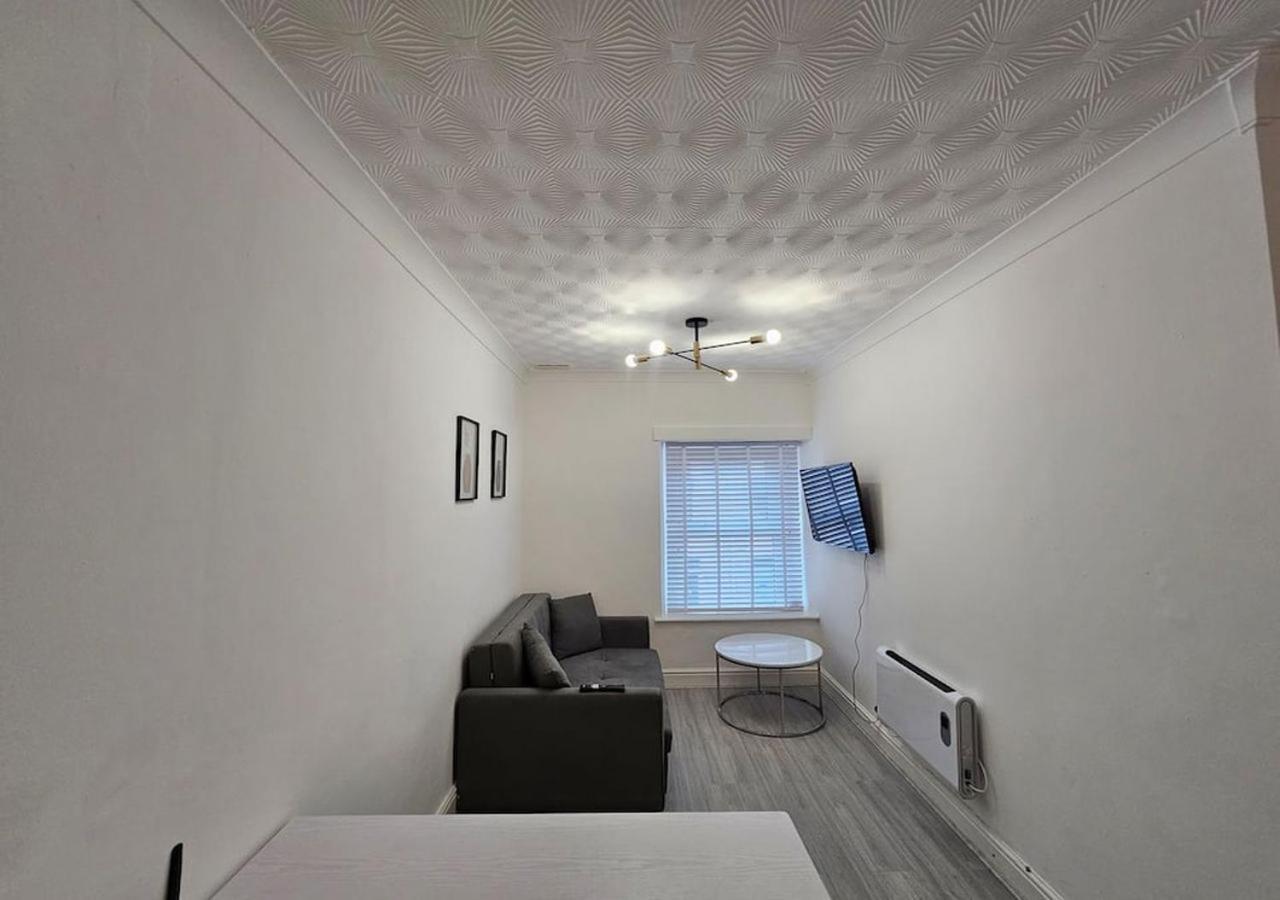 Modern & Stylish 1 Bedroom Flat In Bridgend Town Экстерьер фото